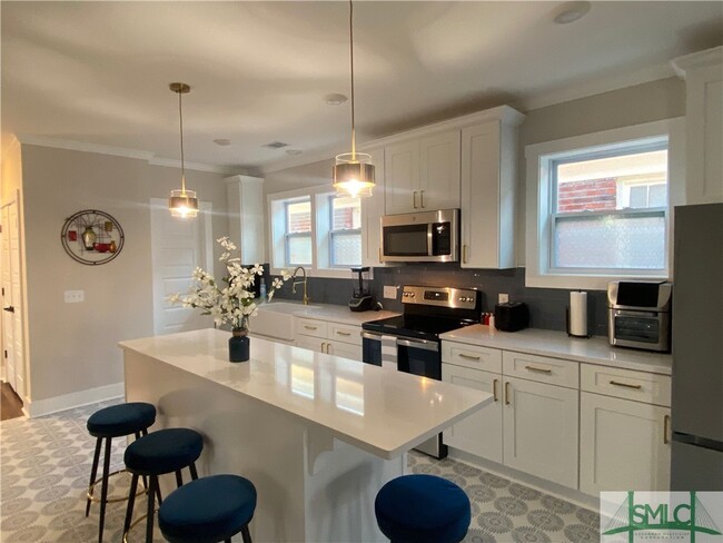 property at 905 E Park Ave