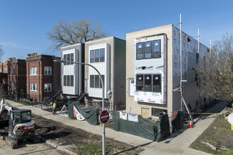 1052 N Central Park Ave in Chicago, IL - Building Photo - Building Photo