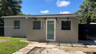 2330 NW 13th St in Fort Lauderdale, FL - Building Photo