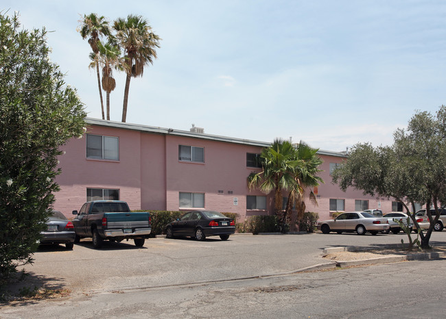 University Vista Student Apartments in Tucson, AZ - Foto de edificio - Building Photo