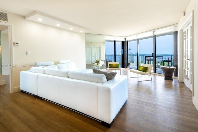 2000 Towerside Terrace, Unit 1910 in Miami, FL - Foto de edificio - Building Photo