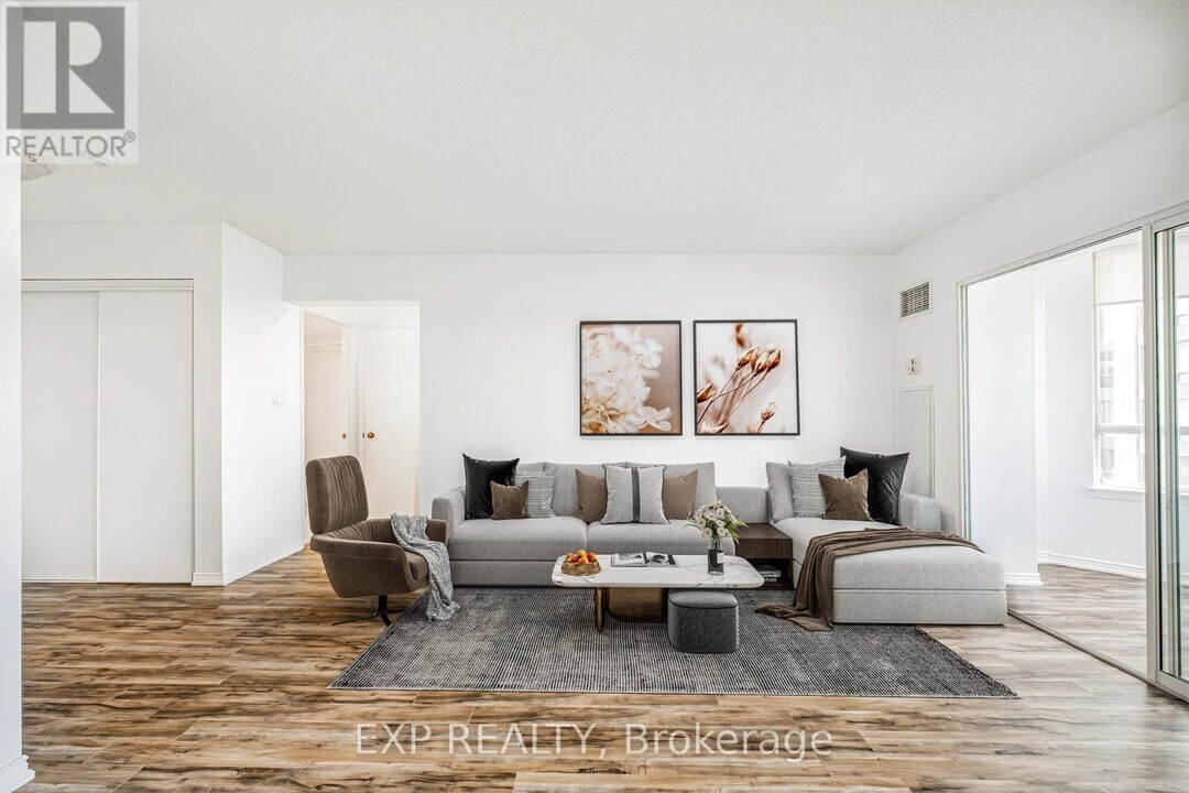 135 Hillcrest Ave in Mississauga, ON - Building Photo