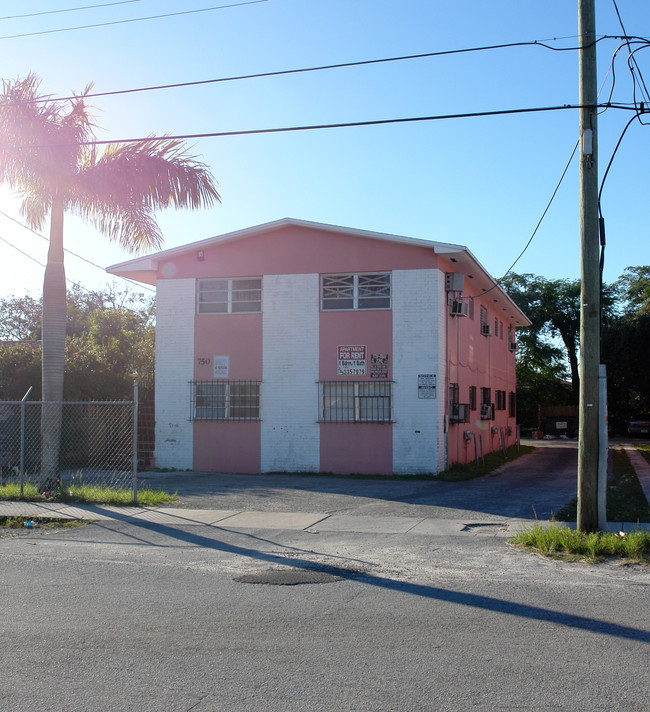 754 NW 70th St in Miami, FL - Foto de edificio - Building Photo