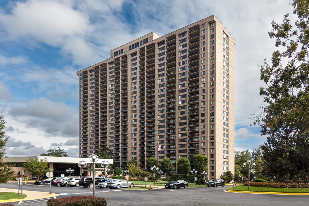 Skyline Plaza in Falls Church, VA - Building Photo