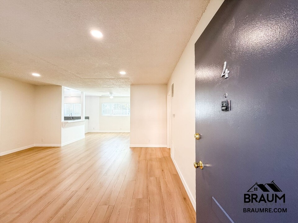 13115 Oxnard St in Los Angeles, CA - Building Photo