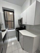 166 W 72nd St in New York, NY - Building Photo - Building Photo