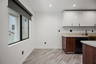 230 S Carondelet St, Unit 1 in Los Angeles, CA - Building Photo - Building Photo