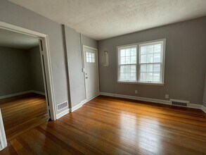 1025 Goodhue Blvd, Unit B in Lincoln, NE - Foto de edificio - Building Photo