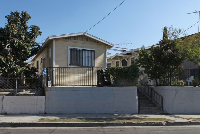 716-718 1/2 N Bunker Hill Ave in Los Angeles, CA - Foto de edificio - Building Photo