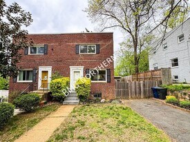 130 Cambridge Rd in Alexandria, VA - Building Photo