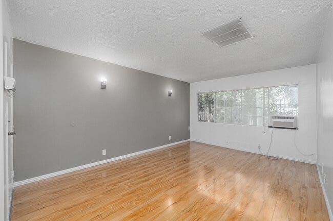1216 N Las Palmas Ave