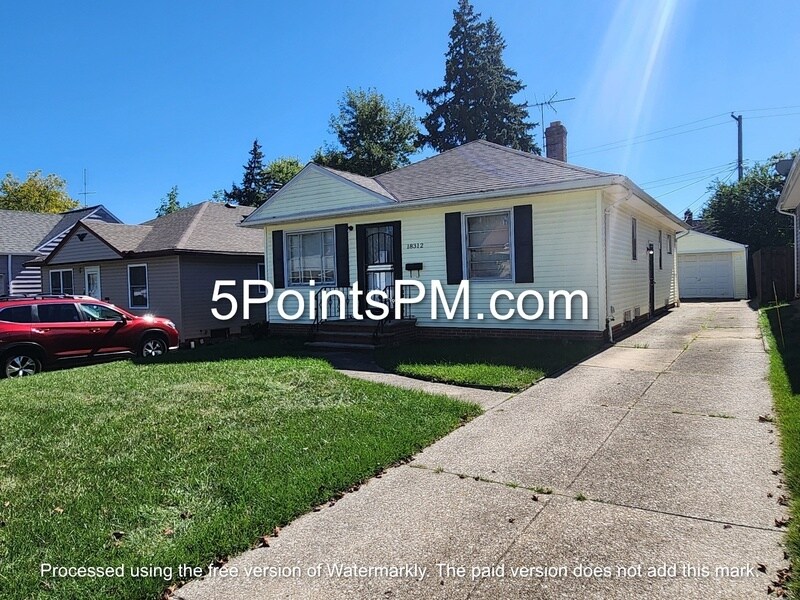 18312 Hazelwood Ave in Maple Heights, OH - Building Photo