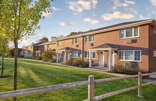 Farmington Court Apartments in Farmington, CT - Building Photo