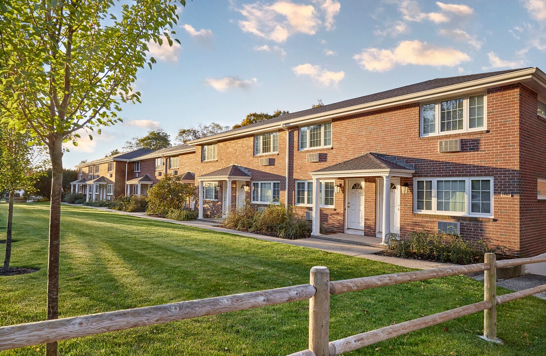 Farmington Court Apartments in Farmington, CT - Foto de edificio