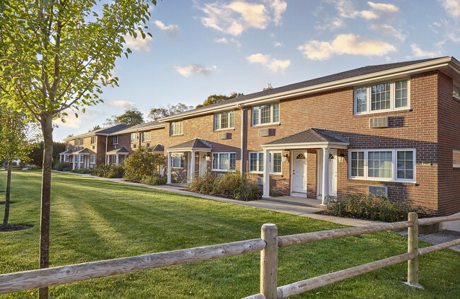 Farmington Court Apartments in Farmington, CT - Building Photo - Building Photo