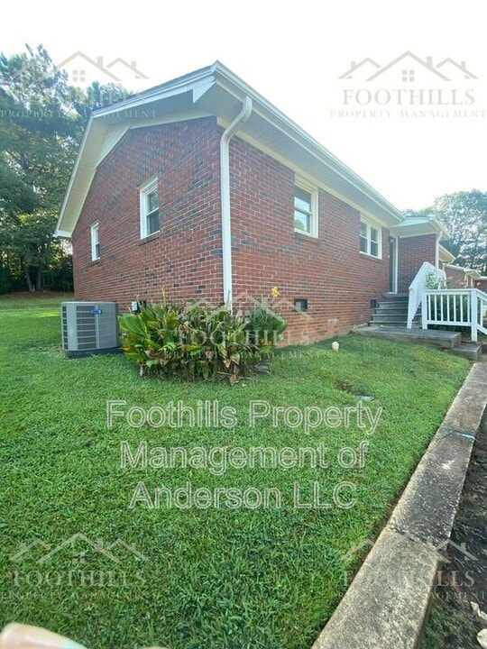 202 Kennemore St in Central, SC - Building Photo