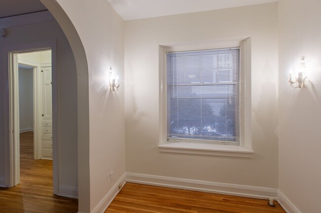 Calhoun Beach Apartments in Minneapolis, MN - Building Photo - Interior Photo