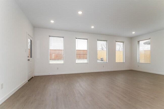 1912 Ponderosa Pne Ln in Oklahoma City, OK - Building Photo - Building Photo