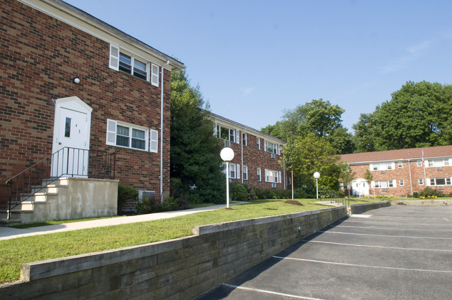 Beverwyck Gardens in Lake Hiawatha, NJ - Building Photo - Building Photo