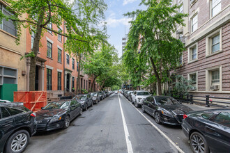 18 E 10th St in New York, NY - Foto de edificio - Building Photo