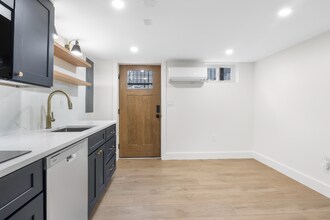 5703 Fenwick Dr in Alexandria, VA - Foto de edificio - Building Photo