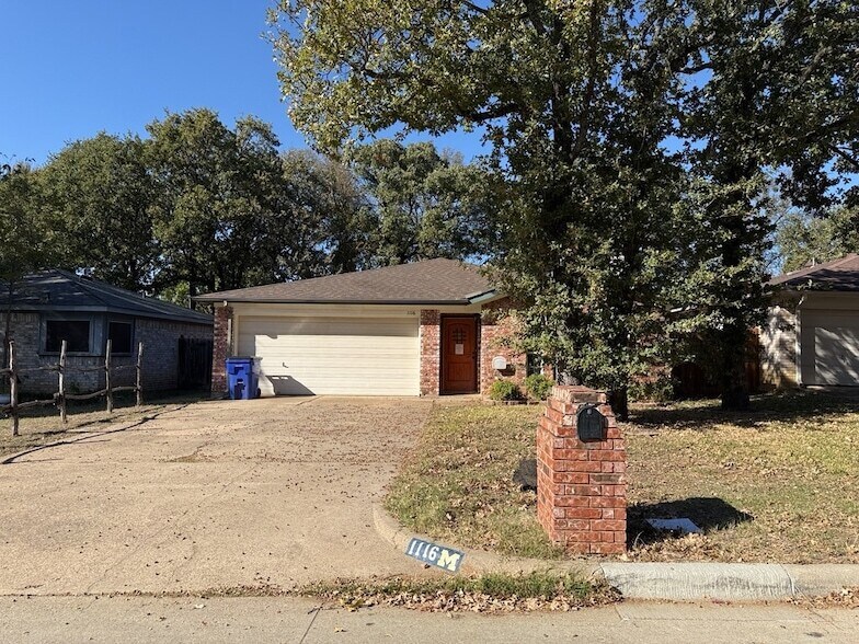 1116 Hidden Creek Dr in Mansfield, TX - Building Photo