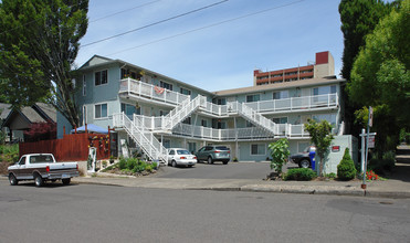 Bridgepointe Apartments in Portland, OR - Building Photo - Building Photo