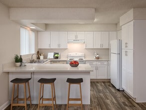 The Penthouse Apartments "Call for Specials" in San Diego, CA - Foto de edificio - Building Photo