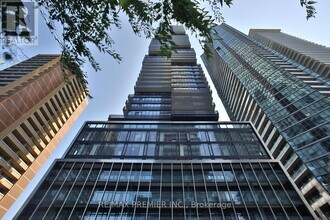 55 Charles St E in Toronto, ON - Building Photo - Building Photo