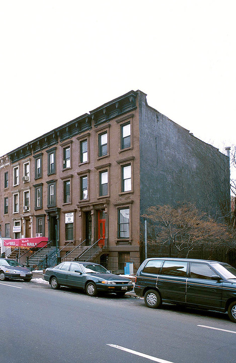 1661 Lexington Ave in New York, NY - Building Photo