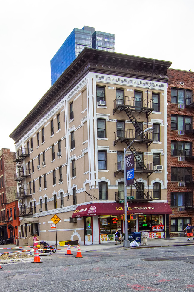 1384 York Ave in New York, NY - Foto de edificio - Building Photo