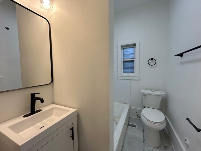 2301 N Leavitt St in Chicago, IL - Building Photo - Building Photo