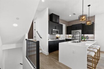 727 W 10th St in Dallas, TX - Foto de edificio - Building Photo