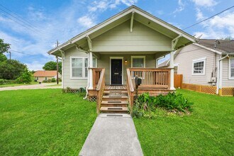 201 W Pitts Ave in Pasadena, TX - Foto de edificio - Building Photo