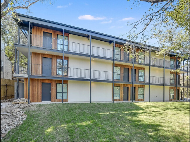 West 7th St Flats in Austin, TX - Building Photo - Building Photo