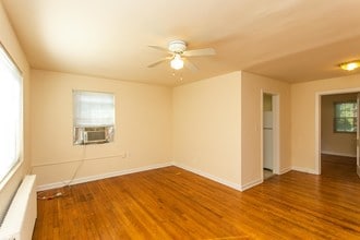 Sky Properties in Takoma Park, MD - Foto de edificio - Interior Photo