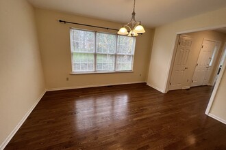 76 Knoll Ct in Millington, NJ - Foto de edificio - Building Photo