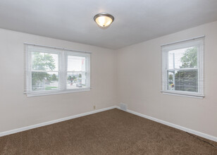 2124 Grant St, Unit Remodeled 2 bed 1 bath in Bettendorf, IA - Foto de edificio - Building Photo