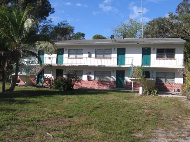 2266 Altamont Ave in Ft. Myers, FL - Building Photo