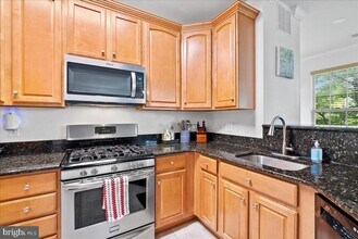 13052 Marcey Creek Rd in Herndon, VA - Building Photo - Building Photo