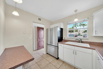 719 Lori Dr in Palm Springs, FL - Foto de edificio - Building Photo
