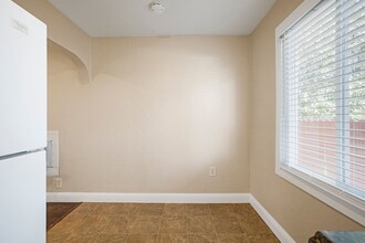 570 E 3rd Ave in Chico, CA - Foto de edificio - Building Photo