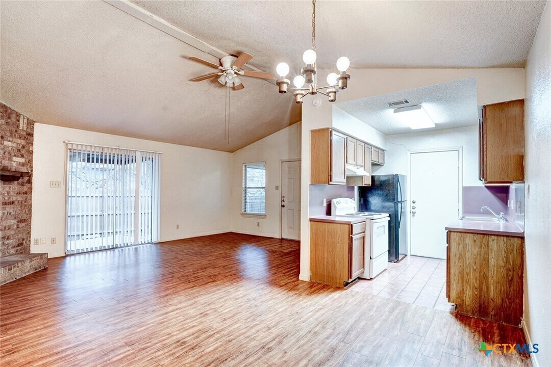 108 Hughson Ct in San Marcos, TX - Building Photo