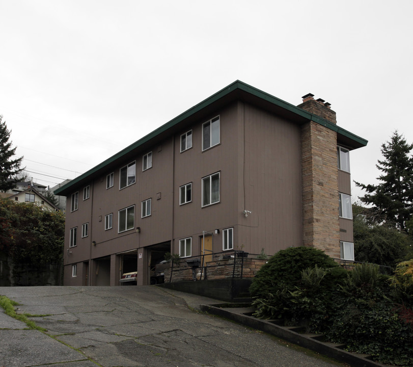 2272 Gilman Dr W in Seattle, WA - Foto de edificio