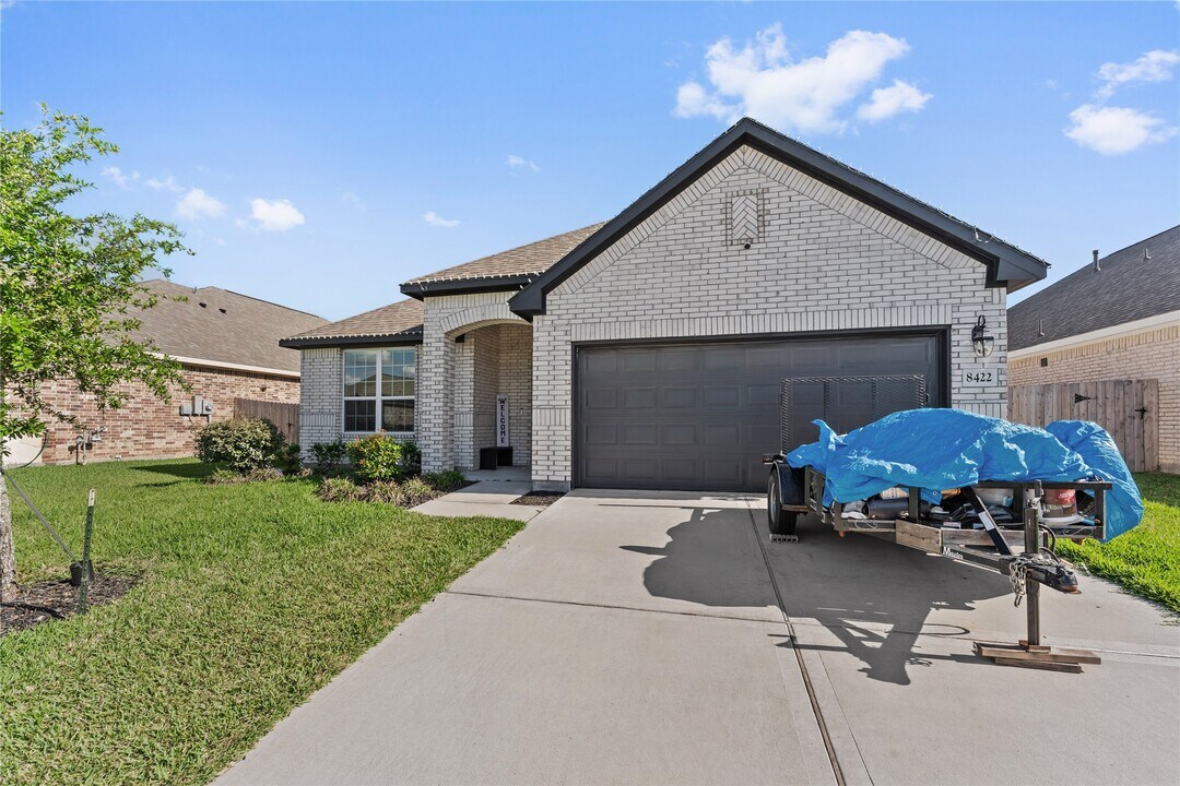 8422 Hunterwyck Ln in Baytown, TX - Building Photo