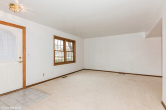 938 Whittington Dr in Geneva, IL - Building Photo - Building Photo