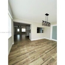 5032 SW 94th Ave in Cooper City, FL - Foto de edificio - Building Photo