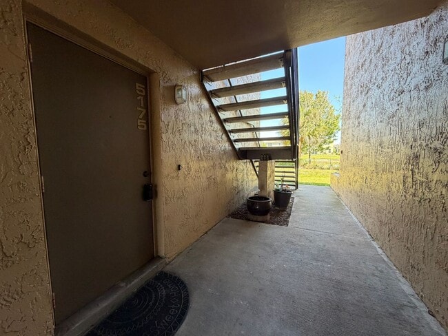 5175 Vineland Rd in Orlando, FL - Building Photo - Building Photo