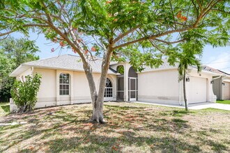 1901 SW 26th Terrace in Cape Coral, FL - Foto de edificio - Building Photo