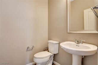 6237 Fallsview Ct in Las Vegas, NV - Building Photo - Building Photo